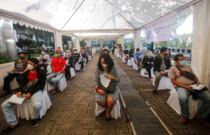 Warga mengikuti vaksinasi Covid-19 di Sentra Vaksinasi MNC Center, Kebon Sirih, Jakarta Pusat, Senin (26/7/2021).