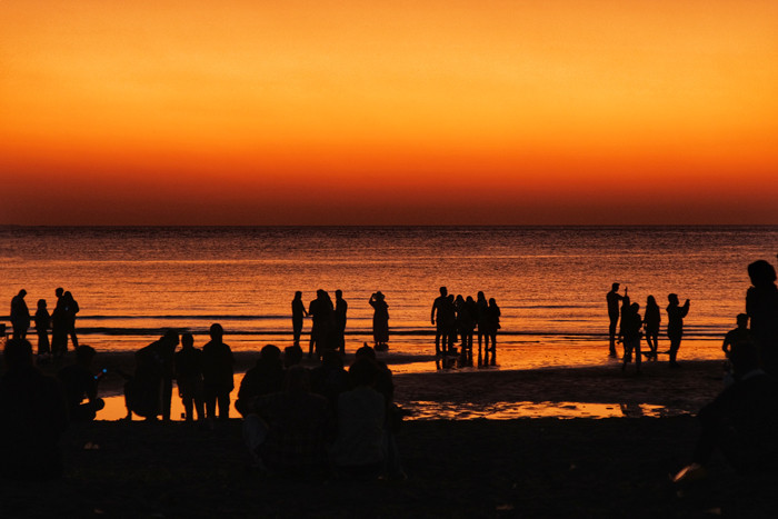 Menikmati Matahari Terbenam Di Pantai Indah Bosowa