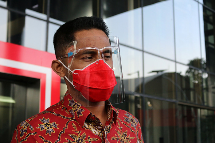 Plt Bupati Bandung Barat Hengky Kurniawan usai menjalani pemeriksaan di Gedung Merah Putih KPK Kuningan, Jakarta, Selasa (27/7/2021).