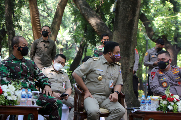 Kapolda Metro Jaya Irjen Pol Fadil Imran menyerahkan 138 tabung oksigen kepada Gubernur DKI Jakarta Anies Baswedan di Jakarta, selasa (27/7/2021).