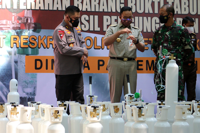Kapolda Metro Jaya Irjen Pol Fadil Imran menyerahkan 138 tabung oksigen kepada Gubernur DKI Jakarta Anies Baswedan di Jakarta, selasa (27/7/2021).