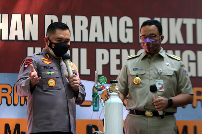 Kapolda Metro Jaya Irjen Pol Fadil Imran menyerahkan 138 tabung oksigen kepada Gubernur DKI Jakarta Anies Baswedan di Jakarta, selasa (27/7/2021).