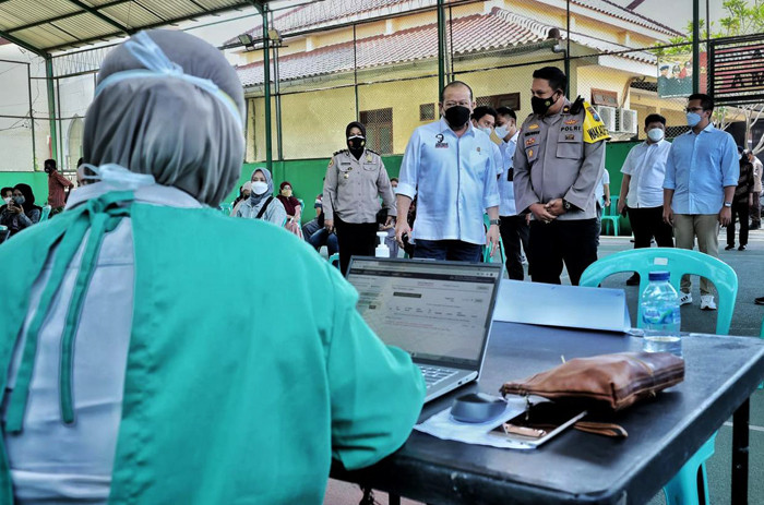 Ketua DPD RI AA LaNyalla Mahmud Mattalitti saat meninjau pelaksanaan vaksinasi di Kepolisian Resort (Polres) Malang, Jawa Timur, Selasa (27/7/2021).