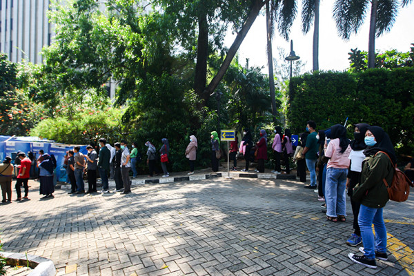 Antrean warga menunggu giliran pendaftaran untuk melakukan Vaksin Covid-19 di Sentra Vaksinasi MNC Peduli, MNC Center, Kebon Sirih, Selasa (27/7/2021).