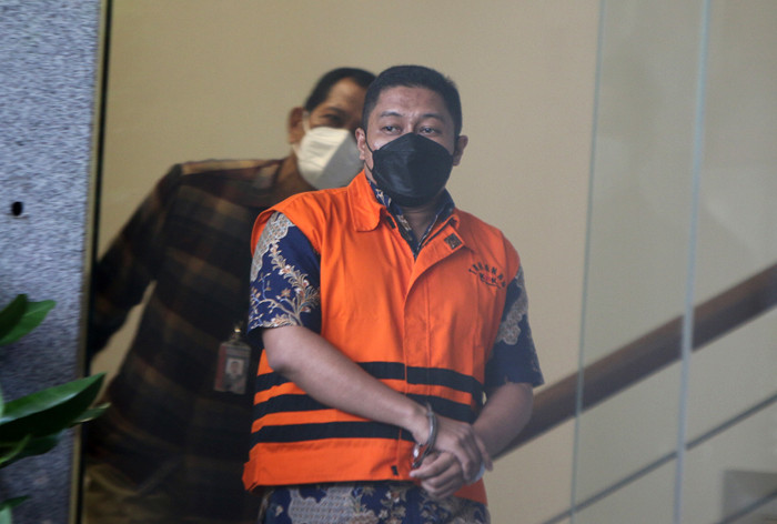 Tersangka Stepanus Robin Pattuju usai menjalani pemeriksaan lanjutan di Gedung Merah Putih KPK, Kuningan Jakarta, Selasa (27/7/2021).