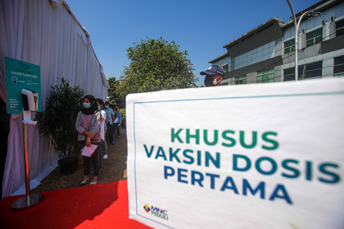 Warga mengikuti Vaksinasi Covid-19 di Sentra Vaksinasi MNC Studio, Kebon Jeruk, Jakarta Barat, Selasa (27/7/2021).