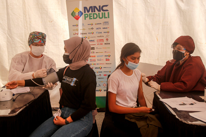 Warga mengikuti Vaksinasi Covid-19 di Sentra Vaksinasi MNC Studio, Kebon Jeruk, Jakarta Barat, Selasa (27/7/2021).