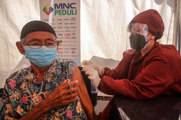 Warga mengikuti Vaksinasi Covid-19 di Sentra Vaksinasi MNC Studio, Kebon Jeruk, Jakarta Barat, Selasa (27/7/2021).