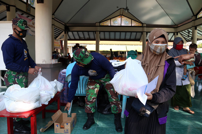 Pelaksanaan serbuan vaksin dan baksos Lanud Muljono di Pendopo Sedati Agung, Sidoarjo, Jawa Timur, Selasa (27/7/2021).