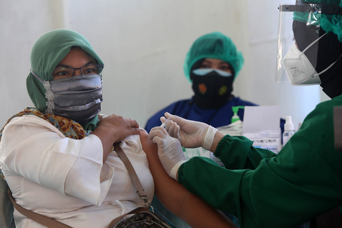 Pelaksanaan serbuan vaksin dan baksos Lanud Muljono di Pendopo Sedati Agung, Sidoarjo, Jawa Timur, Selasa (27/7/2021).