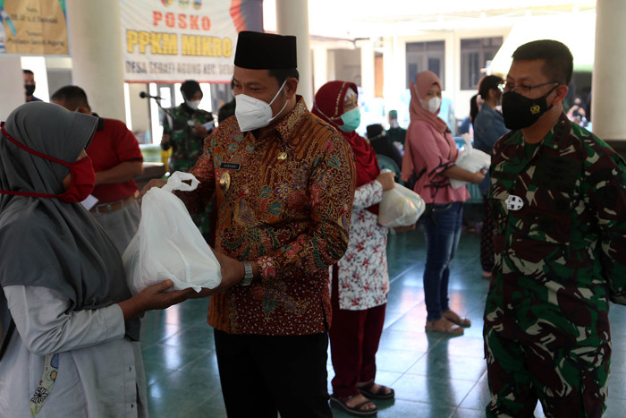 Pelaksanaan serbuan vaksin dan baksos Lanud Muljono di Pendopo Sedati Agung, Sidoarjo, Jawa Timur, Selasa (27/7/2021).