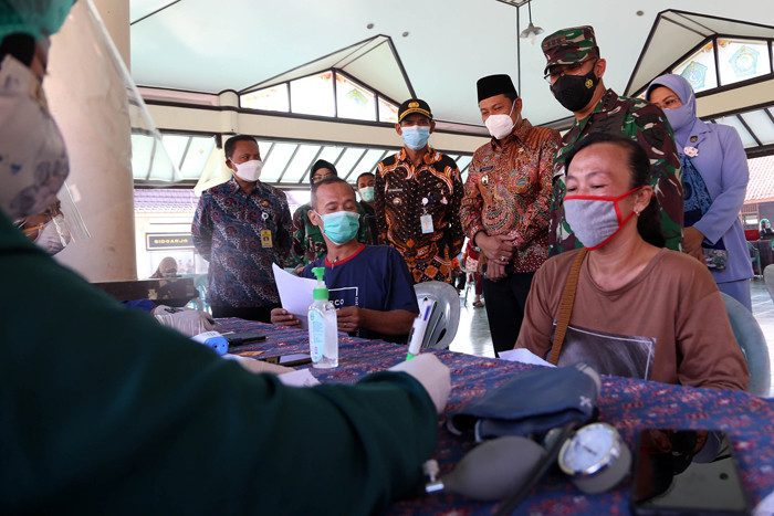 Pelaksanaan serbuan vaksin dan baksos Lanud Muljono di Pendopo Sedati Agung, Sidoarjo, Jawa Timur, Selasa (27/7/2021).