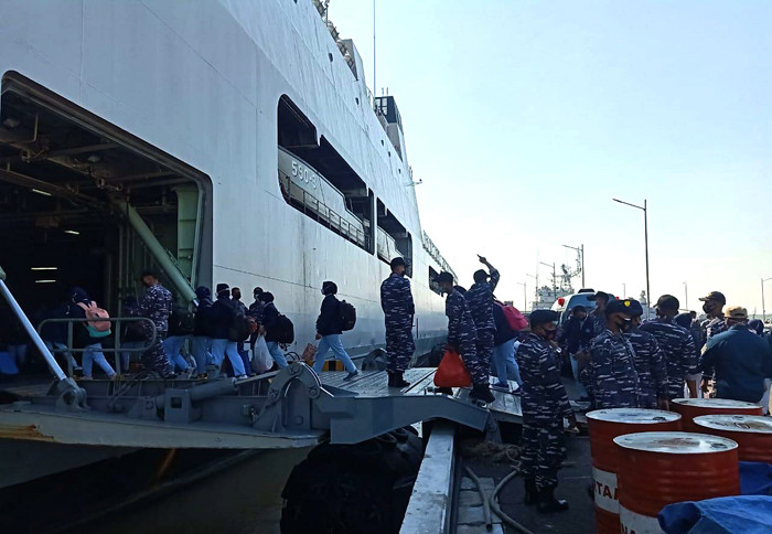 Tim gabungan melakukan embarkasi menuju Pulau Bawean, Selasa (27/7/2021).