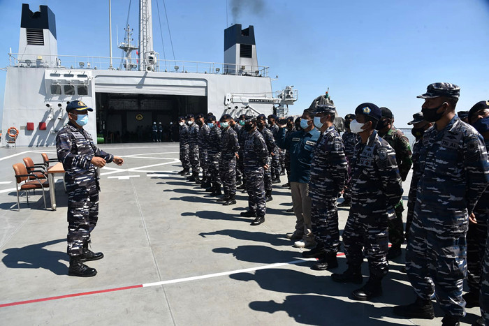 Tim gabungan melakukan embarkasi menuju Pulau Bawean, Selasa (27/7/2021).