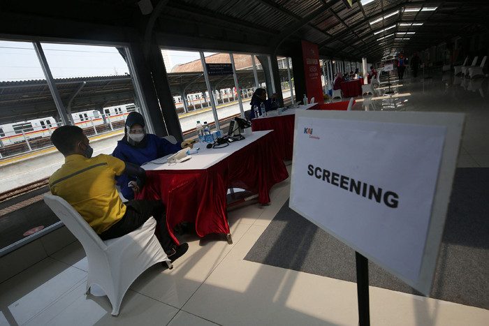 Tenaga kesehatan menyuntikkan vaksin Covid-19 kepada warga di Stasiun Jakarta Kota, Jakarta, Rabu (28/7/2021).