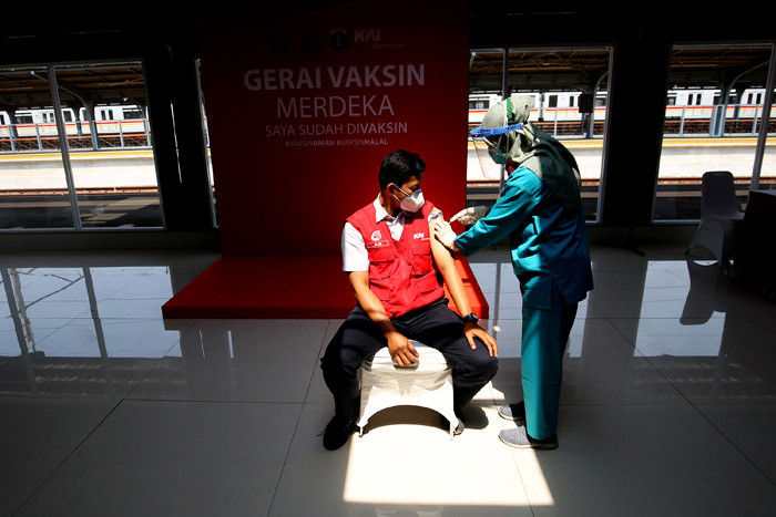 Tenaga kesehatan menyuntikkan vaksin Covid-19 kepada warga di Stasiun Jakarta Kota, Jakarta, Rabu (28/7/2021).