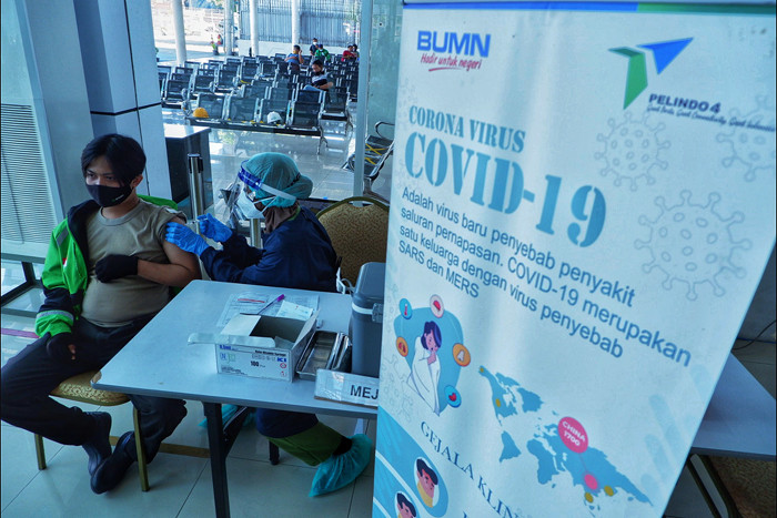 PT Pelindo IV menggelar vaksinasi massal dengan menargetkan 3.000 orang yang akan divaksin di Pelabuhan Soekarno-Hatta, Makassar, Rabu, (28/7/2021).