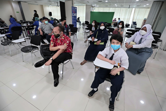 Petugas medis menyuntikan vaksin Covid-19 kepada warga di Jakarta, Rabu (28/7/2021).