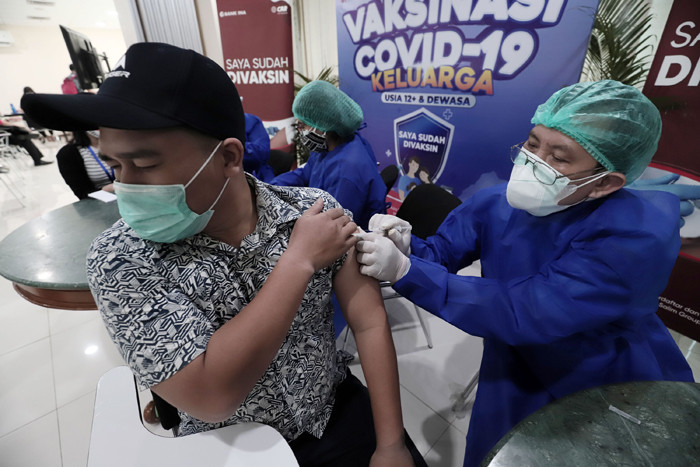 Petugas medis menyuntikan vaksin Covid-19 kepada warga di Jakarta, Rabu (28/7/2021).