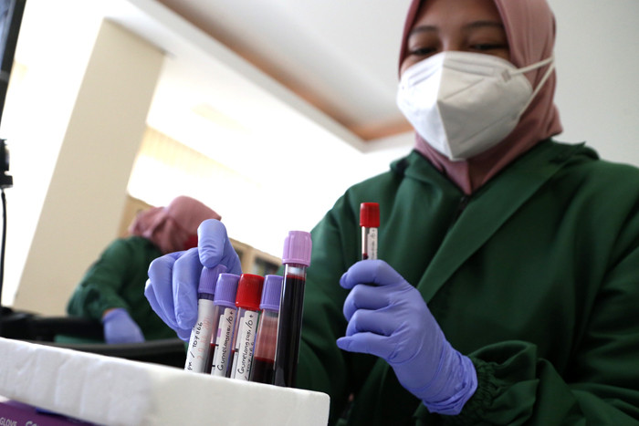 Petugas medis mengambil sampling darah penyintas Covid-19 ketika mengkuti Donor Darah Plasma Konvalesen di RS MMC, Surabaya, Jawa Timur, Kamis (29/7/2021).