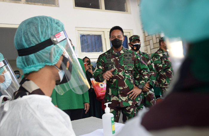 Kepala Staf TNI Angkatan Darat Jenderal TNI Andika Perkasa meninjau pelaksanaan vaksinasi di RS Bakti Wira Tamtama Semarang, Jawa Tengah, Kamis (29/7/2021).