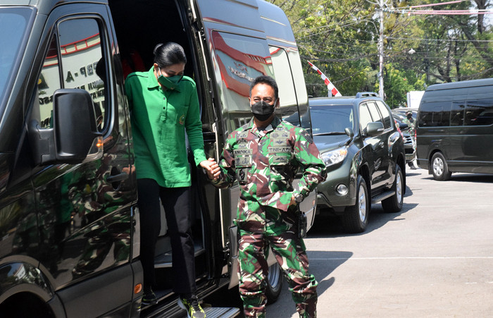 Kepala Staf TNI Angkatan Darat Jenderal TNI Andika Perkasa meninjau pelaksanaan vaksinasi di RS Bakti Wira Tamtama Semarang, Jawa Tengah, Kamis (29/7/2021).