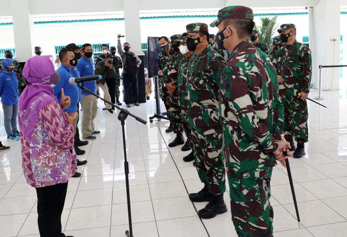 Panglima TNI Marsekal TNI Hadi Tjahjanto meninjau kesiapan tenaga tracer di Kabupaten Sleman, Daerah Istimewa Yogyakarta, Rabu (28/7/2021).