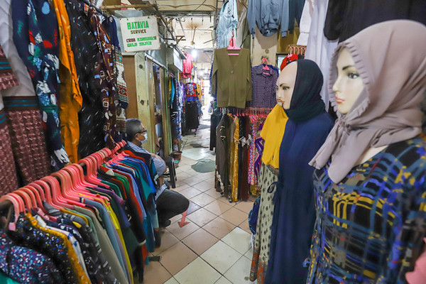 Pedagang menunggu pembeli di Pasar Palmerah, Jakarta Barat, Kamis (29/7/2021).