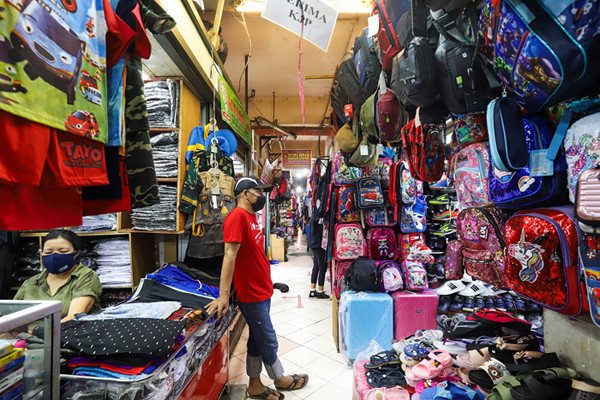 Pedagang menunggu pembeli di Pasar Palmerah, Jakarta Barat, Kamis (29/7/2021).