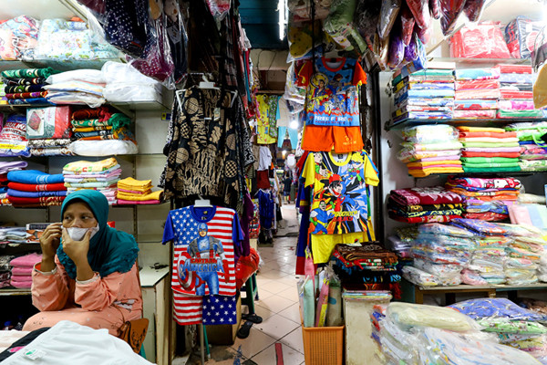Pedagang menunggu pembeli di Pasar Palmerah, Jakarta Barat, Kamis (29/7/2021).