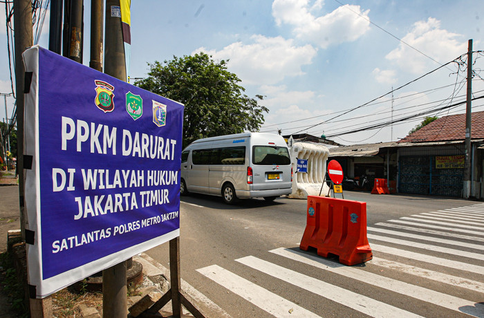 Suasana pos penyekatan sepi tanpa penjagaan petugas di Jalan Raya Bogor, Jakarta Timur, Kamis (29/7/2021).