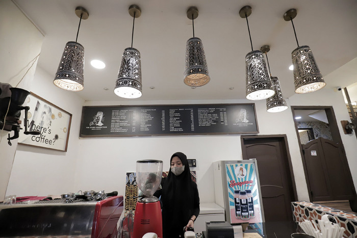 Pekerja menata kursi di salah satu restoran di Jakarta, Kamis (29/7/2021).