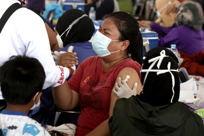 Serbuan Vaksinasi Covid-19 bagi masyarakat Surabaya, di Lapangan Thor Gelora Pancasila Surabaya, Jawa Timur, Kamis (29/7/2021).