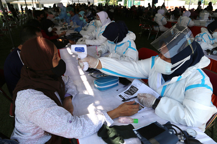 Serbuan Vaksinasi Covid-19 bagi masyarakat Surabaya, di Lapangan Thor Gelora Pancasila Surabaya, Jawa Timur, Kamis (29/7/2021).