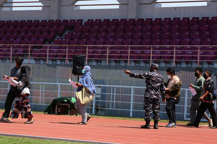 Serbuan Vaksinasi Covid-19 bagi masyarakat Surabaya, di Lapangan Thor Gelora Pancasila Surabaya, Jawa Timur, Kamis (29/7/2021).