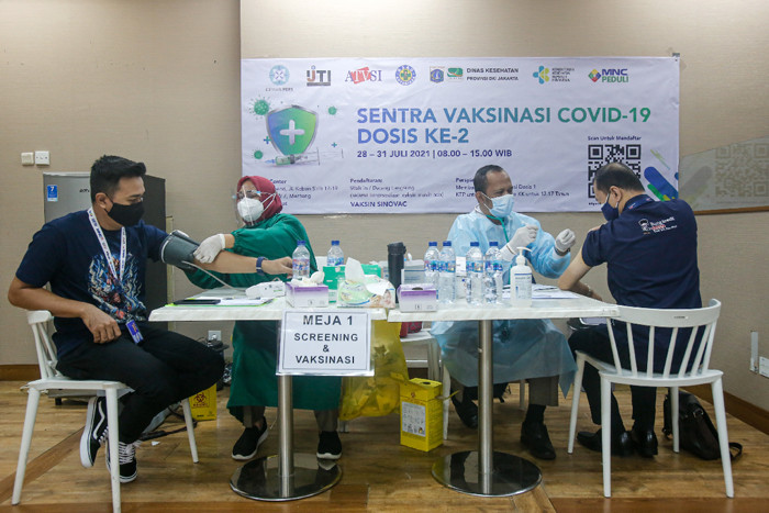 Warga mengikuti vaksinasi Covid-19 dosis dua di Gedung High End, MNC Center, Kebon Sirih, Jakarta Pusat, Kamis (29/7/2021).