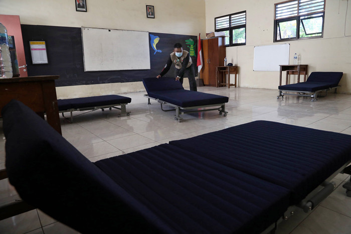 Relawan Surabaya Memanggil mempersiapkan tempat isolasi mandiri di Gedung SDN 1 Semolowaru Surabaya, Jawa Timur, Jumat (30/7/2021).