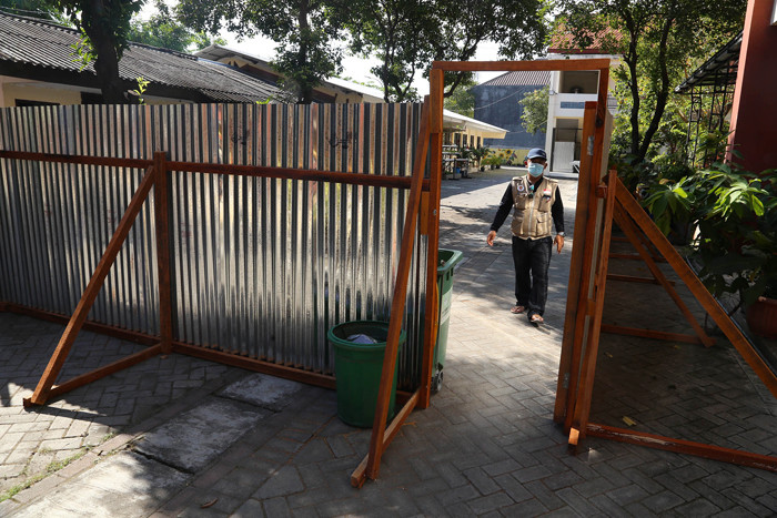 Relawan Surabaya Memanggil mempersiapkan tempat isolasi mandiri di Gedung SDN 1 Semolowaru Surabaya, Jawa Timur, Jumat (30/7/2021).