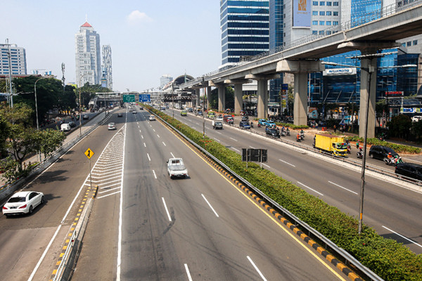 Kendaraan melintasi ruas tol dalam kota di Jalan Gatot Subroto, Jakarta Selatan, Jumat (30/7/2021).