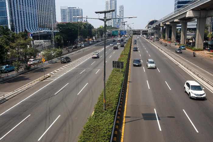 Kendaraan melintasi ruas tol dalam kota di Jalan Gatot Subroto, Jakarta Selatan, Jumat (30/7/2021).