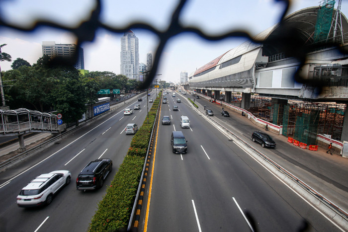 Kendaraan melintasi ruas tol dalam kota di Jalan Gatot Subroto, Jakarta Selatan, Jumat (30/7/2021).
