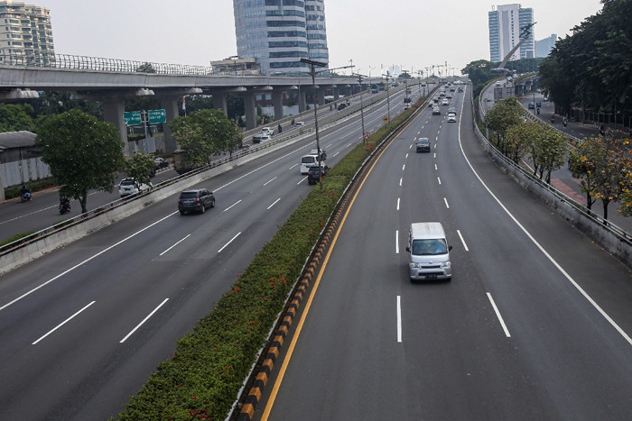 Kendaraan melintasi ruas tol dalam kota di Jalan Gatot Subroto, Jakarta Selatan, Jumat (30/7/2021).