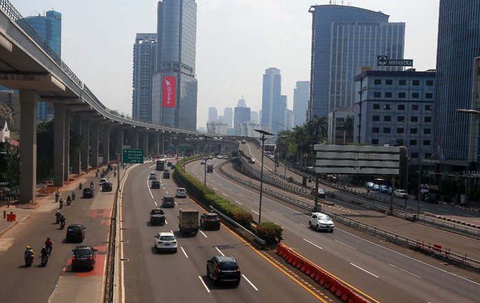 Kendaraan melintasi ruas tol dalam kota di Jalan Gatot Subroto, Jakarta Selatan, Jumat (30/7/2021).