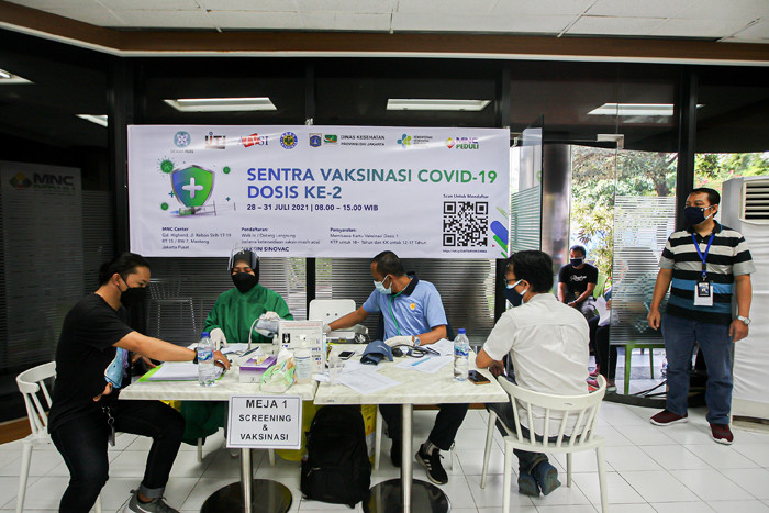 Petugas medis menyuntikan vaksin covid-19 jenis Sinovac kepada warga di Gedung Highend, MNC Center, Jakarta, Jumat (30/7/2021).
