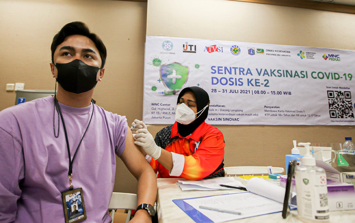 Petugas medis menyuntikan vaksin covid-19 jenis Sinovac kepada warga di Gedung Highend, MNC Center, Jakarta, Jumat (30/7/2021).