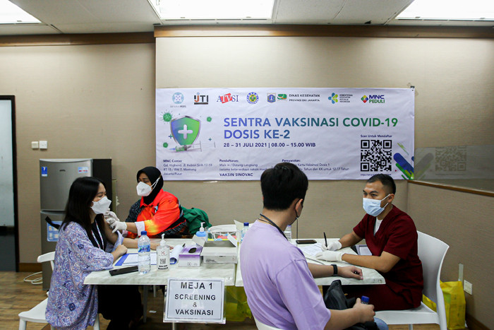 Petugas medis menyuntikan vaksin covid-19 jenis Sinovac kepada warga di Gedung Highend, MNC Center, Jakarta, Jumat (30/7/2021).