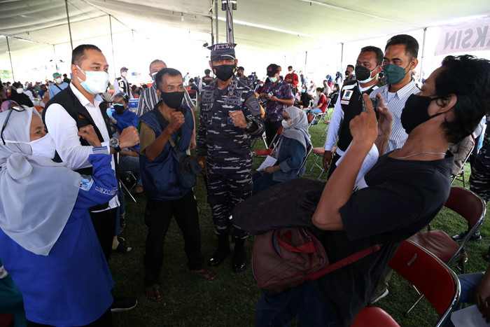 Serbuan vaksinasi hari kedua di Lapangan Thor Gelora Pancasila Surabaya, Jawa Timur, Jumat (30/7/2021).