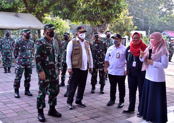 Panglima TNI Marsekal TNI Hadi Tjahjanto melakukan pengecekan Tenaga Tracer Covid-19 di Puskesmas Halim I, Jakarta Timur, Rabu (28/7/2021).