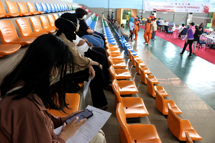 Vaksinator menyuntikkan vaksin Covid-19 tahap pertama kepada pedagang pasar inpres di GOR Kemayoran, Jakarta Pusat, Jumat (30/7/2021).