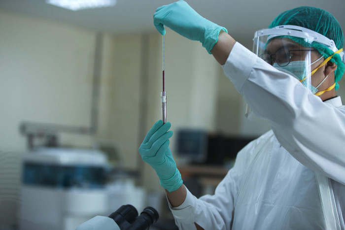 Tenaga medis Prodia saat mengambil sampel di Laboratorium Pusat Prodia, Jakarta, Kamis (29/7/2021).